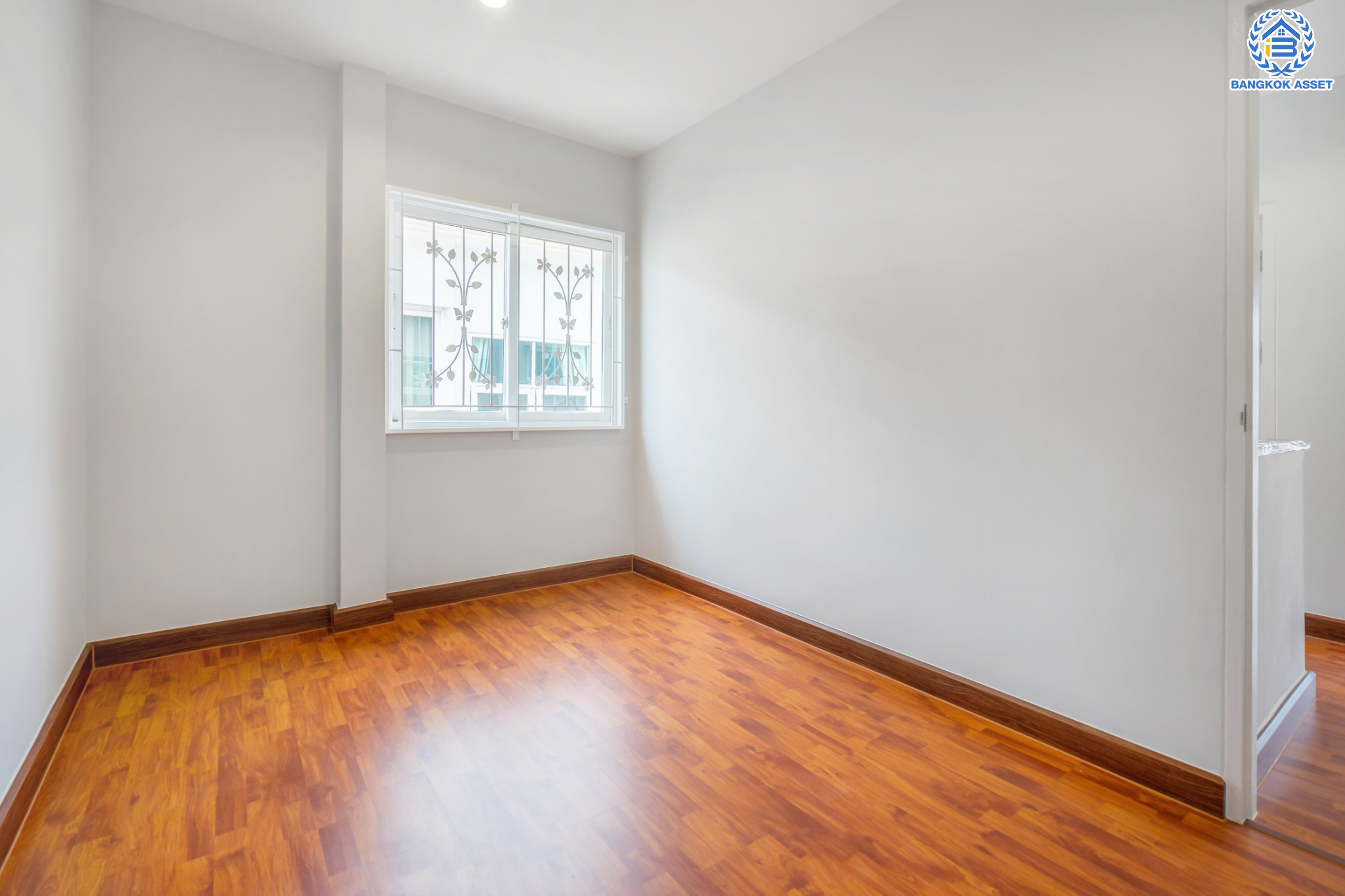 บ้านแฝดมือสองนนทบุรี ตรงข้ามสนามบินดอนเมือง ม.ศุภาลัยวิลล์ หลักสี่-ดอนเมือง หลังมุม เนื้อที่ 35.3 ตร.ว. ฟังก์ชัน 3 ห้องนอน 2 ห้องน้ำ 2 ที่จอดรถ บ้านสวยพร้อมเข้าอยู่ บนทำเลดีที่สุด! เชื่อมต่อหลายเส้นทาง ได้แก่ ถนนกำแพงเพชร6, ถนนวิภาวดีรังสิต, ถนนแจ้งวัฒนะ, ถนนสรงประภา ใกล้ทางด่วน อุตราภิมุข และรถไฟฟ้าสายสีแดง "สถานีสนามบินดอนเมือง"